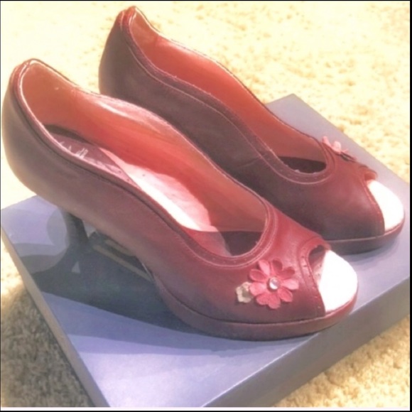 💕NEW. Adorable Fiesta Flower Peep Toe High Heel Pumps, Bettie Boop cute - Picture 3 of 5